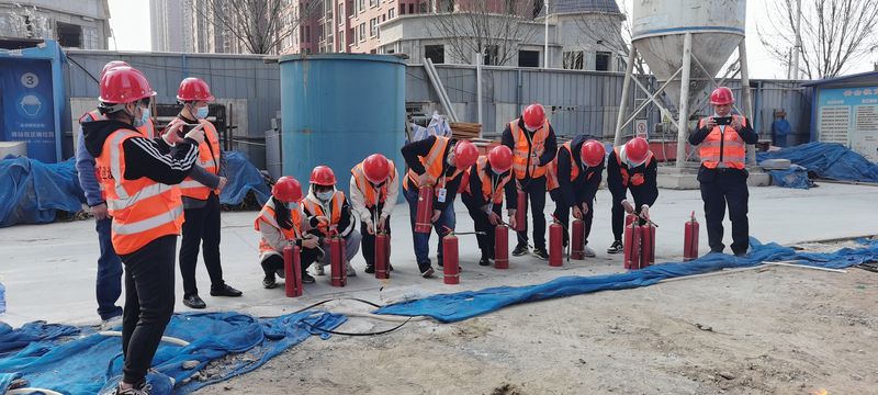 河南景鴻建設(shè)有限公司在嘉祥名郡五期建設(shè)項(xiàng)目現(xiàn)場(chǎng)，舉行消防演習(xí)
